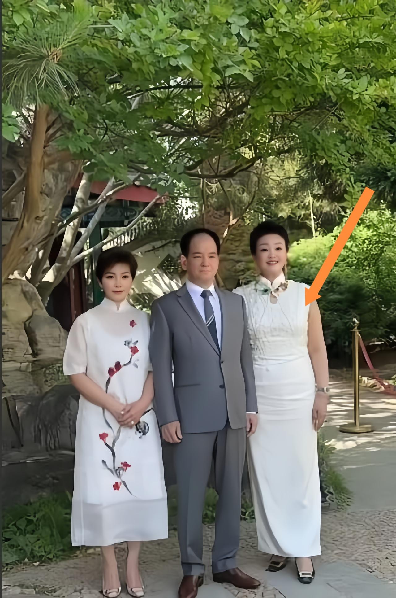 看张兰穿一身白色旗袍，整个人显得格外高挑挺拔，像山东美女，这下终于明白汪小菲为什