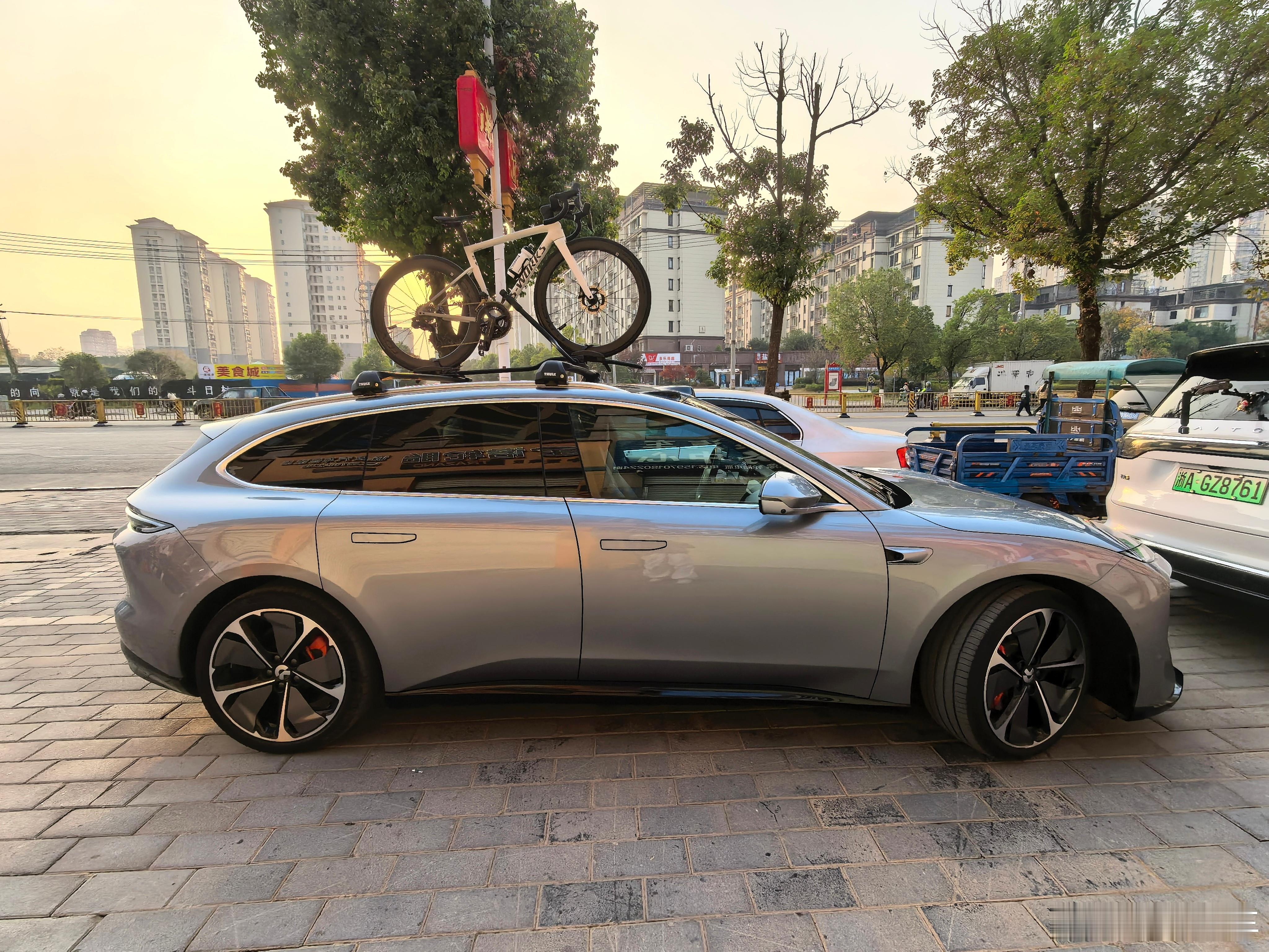 开着蔚来ET5T先在路边找个店吃饭啦，这里的早餐店是真少啊，不过终于碰到一家现做