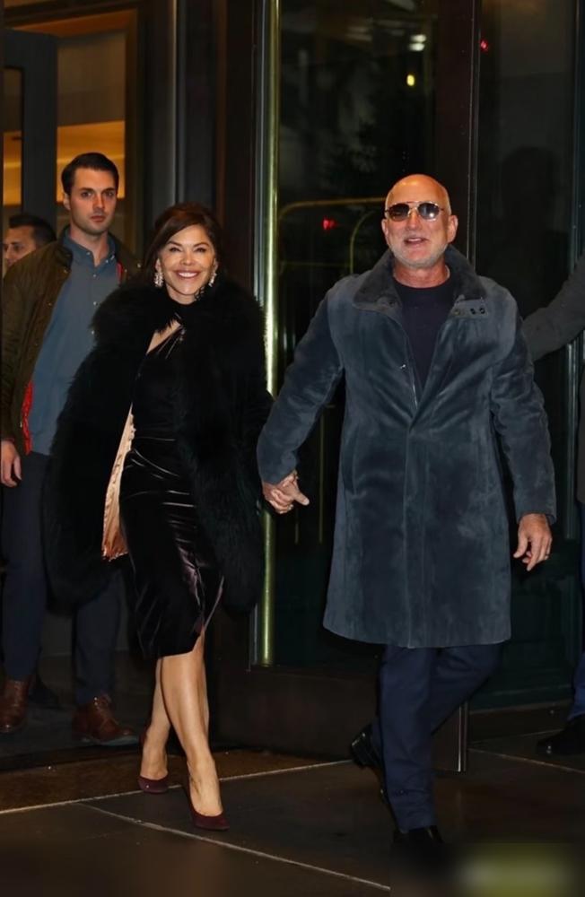 你敢信？结婚8个月，贝索斯把焊死了20年的光头精英形象砸得稀碎！2025年6