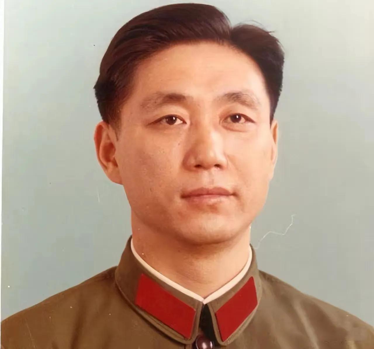 他是谁？我估计只有60岁以上关心国家政治生活大事的人才能知道吧！