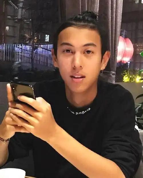 遭美国父亲抛弃后，他跟明星母亲来到中国，靠自己成妈妈的依靠。 这个孩子就是演