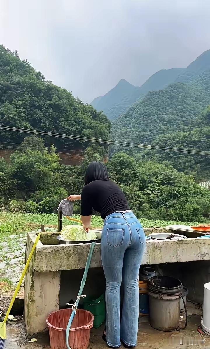 新农村建设过后，这样知道打扮漂漂亮亮的中年妇女到处可见