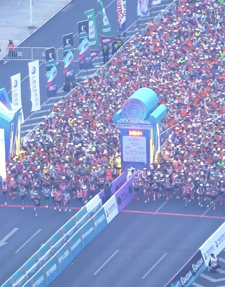 2025南宁马拉松，3.6万人激情开跑！我跟家人说，我想参加马拉松，他们说，