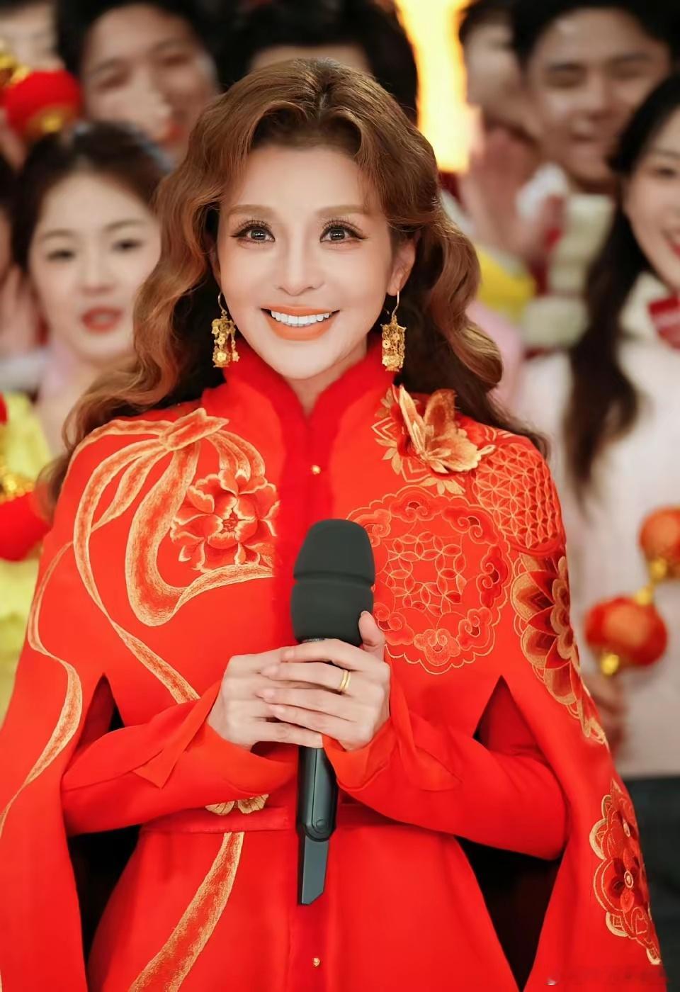 知名主持人朱迅分享自己与癌症抗争20年的经历，她说自己常年坚持每餐只吃七分饱，和