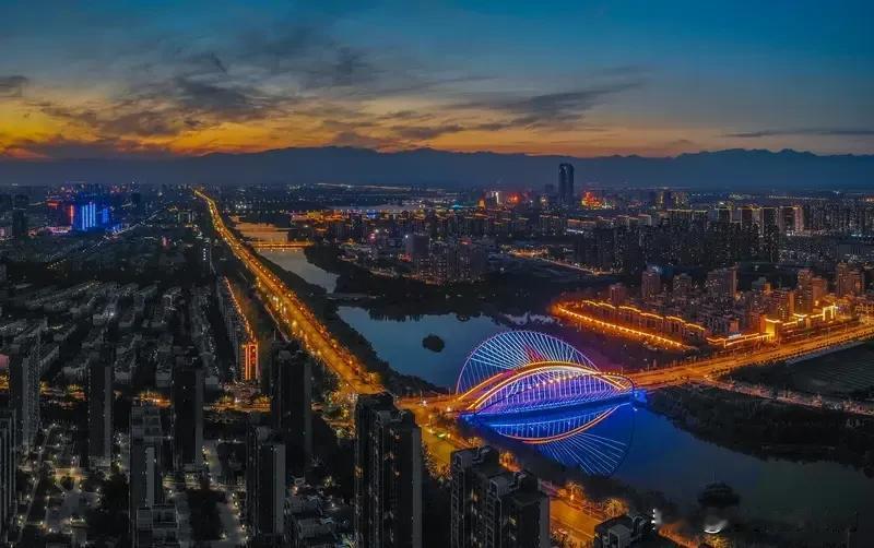 西安和银川的中考改革动静可不小。西安直接取消化学、生物、地理计分，这对学生来说，