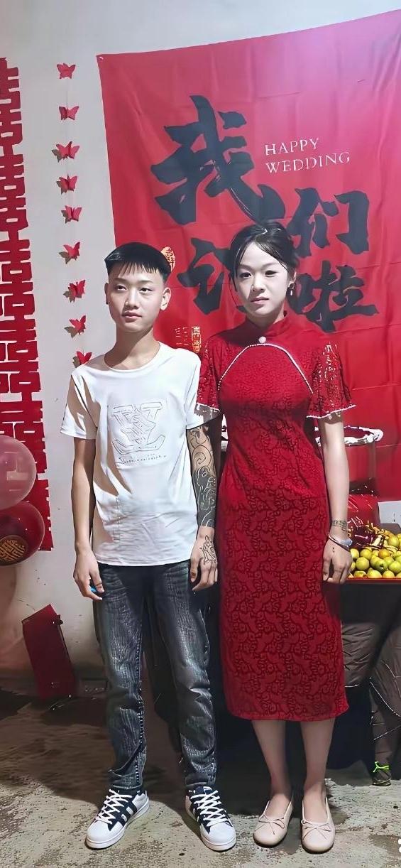 感觉两人都还未成年，一副稚气未脱的样子尤其是男孩子，不知道是长的显小还是本来就小