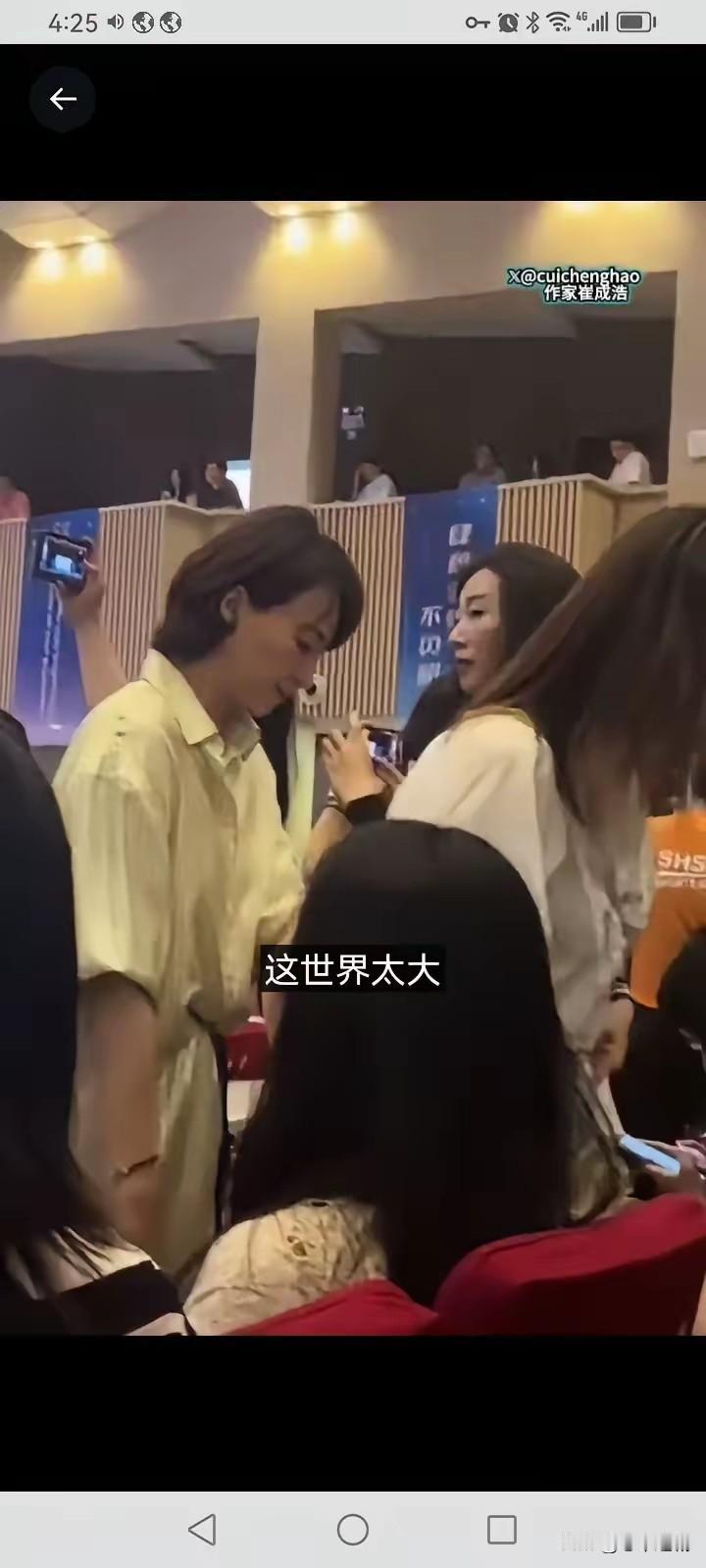 孩子美国籍，只能上国际学校？网友爆料，上海某国际学校，53岁董卿低调现身儿子小