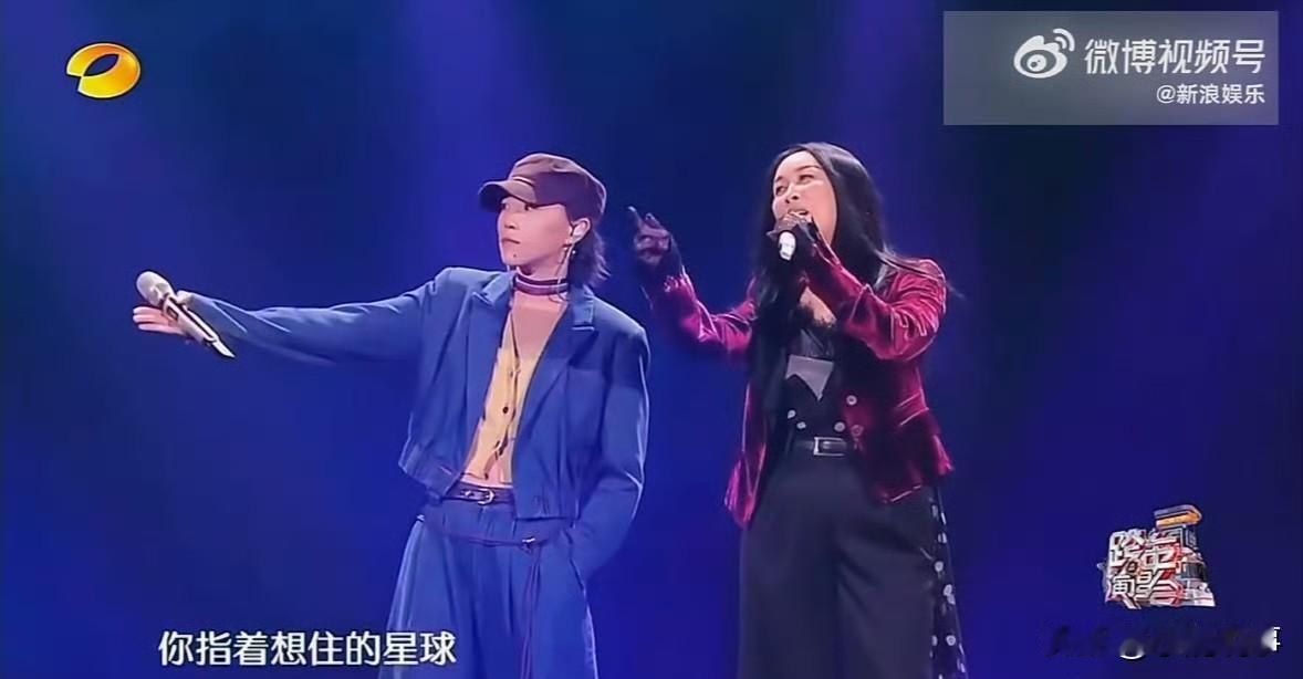 王菲这下该安心了。那英在跨年晚会上带着窦靖童唱歌，那英整场表演眼睛都跟着她转。