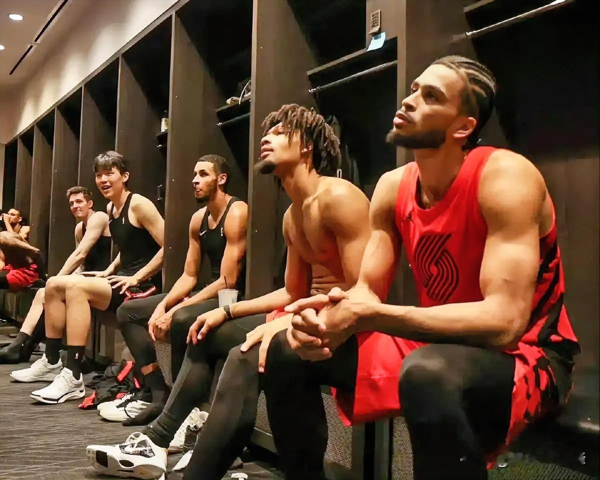 杨瀚森为何迟迟不入斯普利特法眼，单看今天击败太阳后在更衣室的这张照片就一目了然！