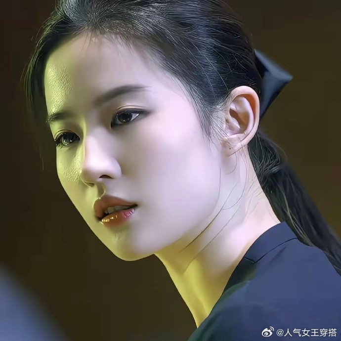 刘亦菲就这么干干净净，一点多余的装饰都没有，却美的气质非凡。​​​​