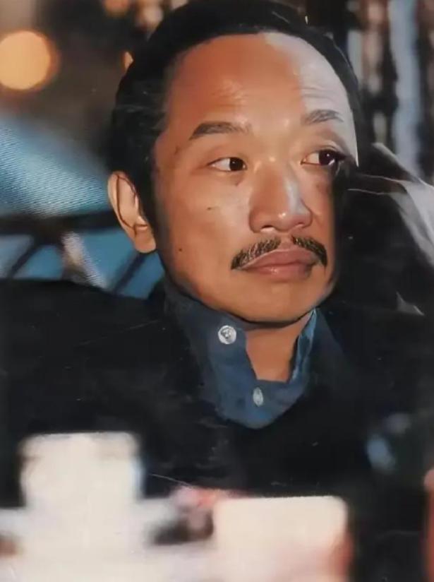 1985年，古龙下葬时，陪葬了48瓶XO酒，朋友蔡澜说：“万一有盗墓贼来偷酒，古