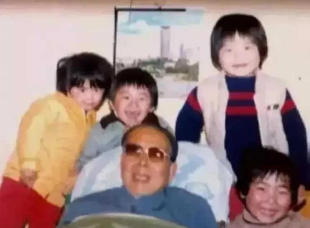 将军病重时与孙辈最后合影，享天伦之乐，后病逝于青岛。总参谋长、开国上将，足以证明
