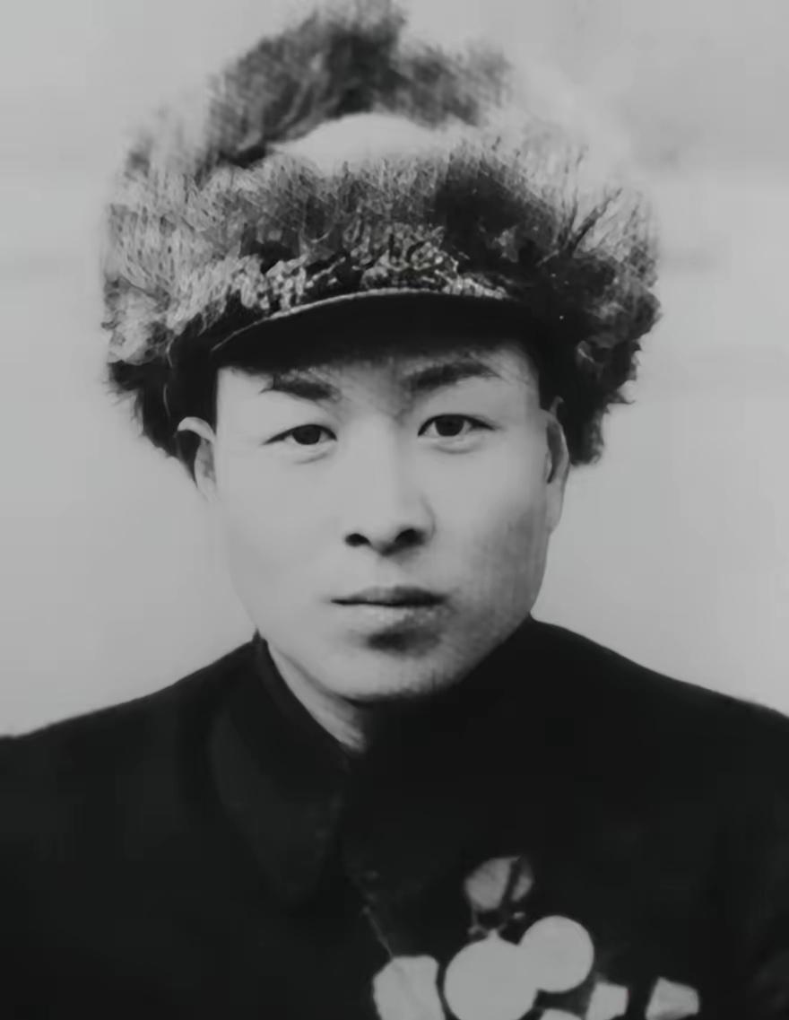 1941年,八路军战士郑希和执行任务归来歇脚，竟撞见8名日军追逐农妇，他默默打开