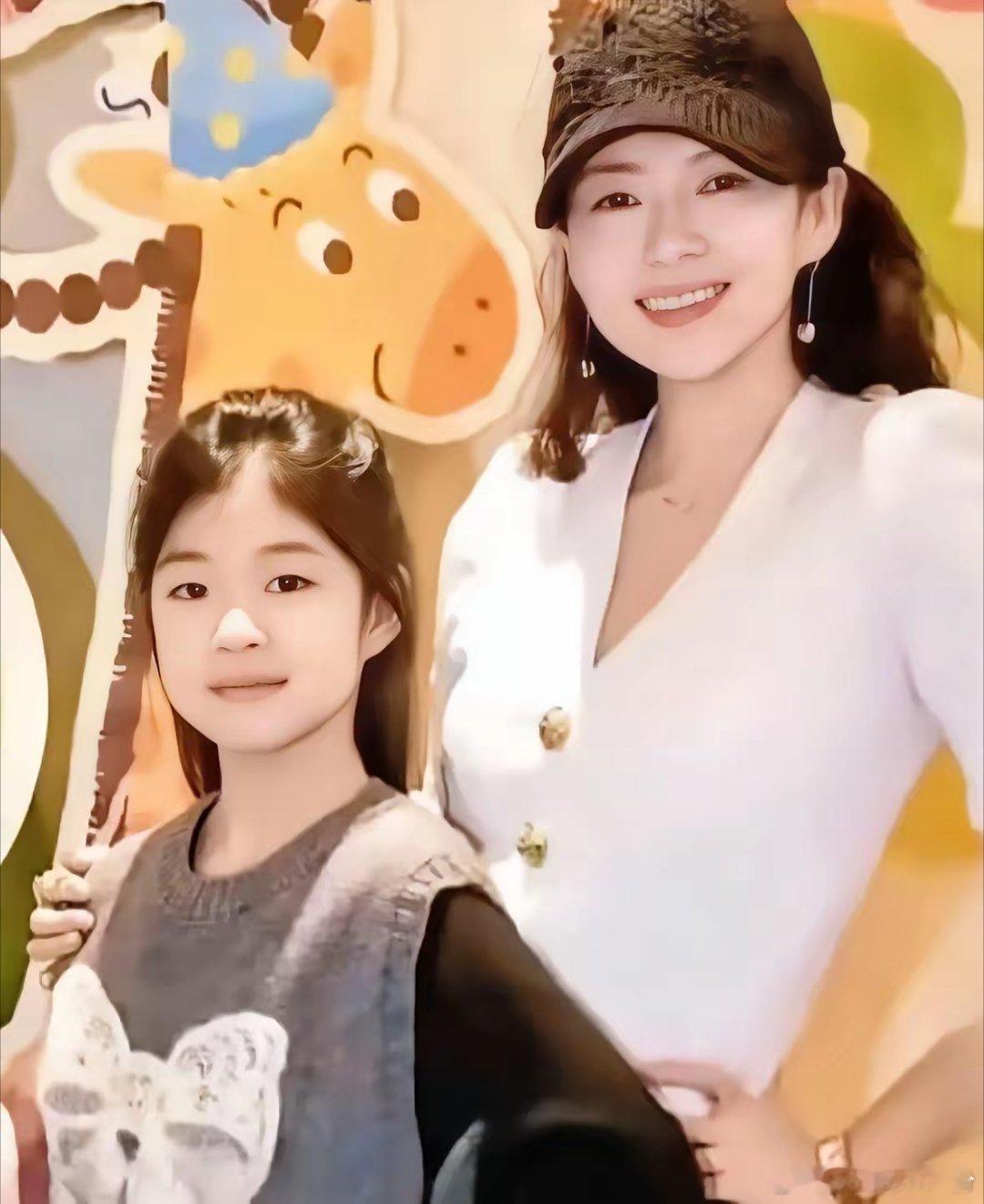 发现没，章子怡根本忘不了汪峰，不是因为还爱他，而是女儿像爸，他俩的女儿醒醒真的太