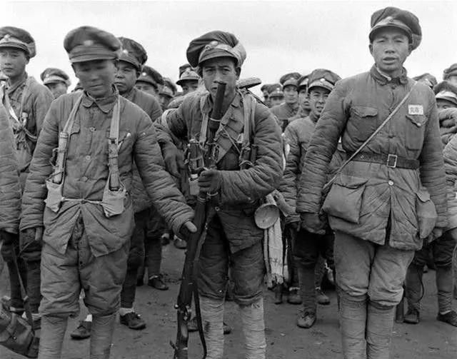 1949年新疆和平解放后，驻守疏勒县国民党四十二师的一名甘肃籍士兵杨庭章，做为起