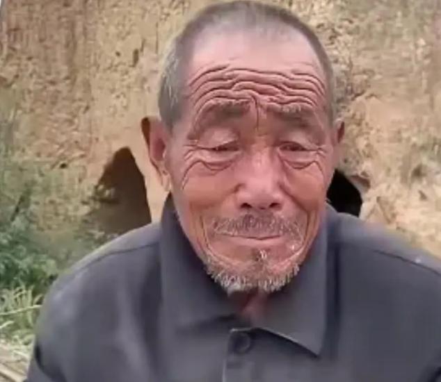 “他养我小，我养他老”：山东一位继父步行30多里投奔女儿，丈夫嫌脏拒之门外，女子