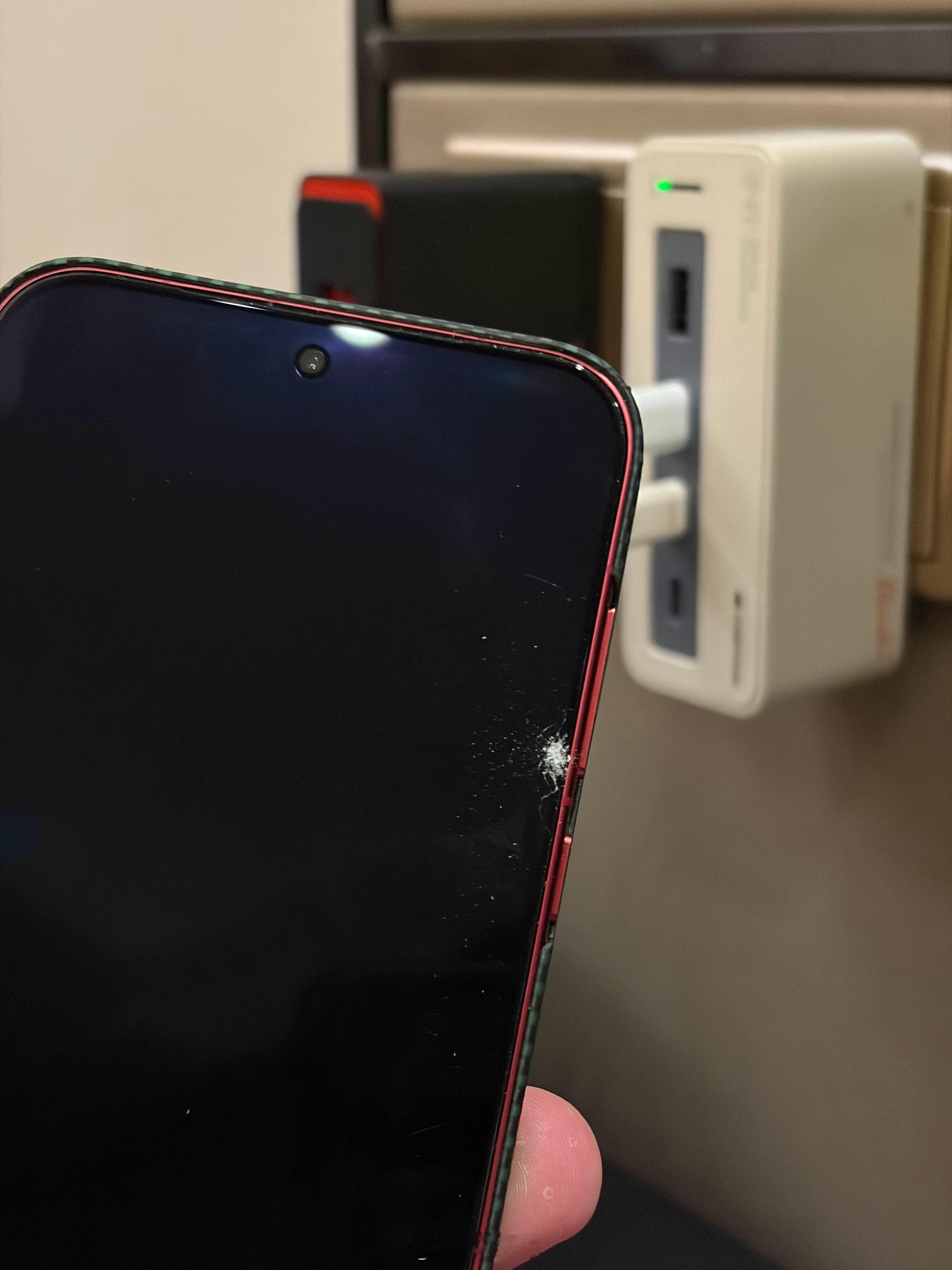 酒店插座松了，充电头掉下来，然后砸到手机屏幕。好在有玻璃膜，不过玻璃膜碎了。正当