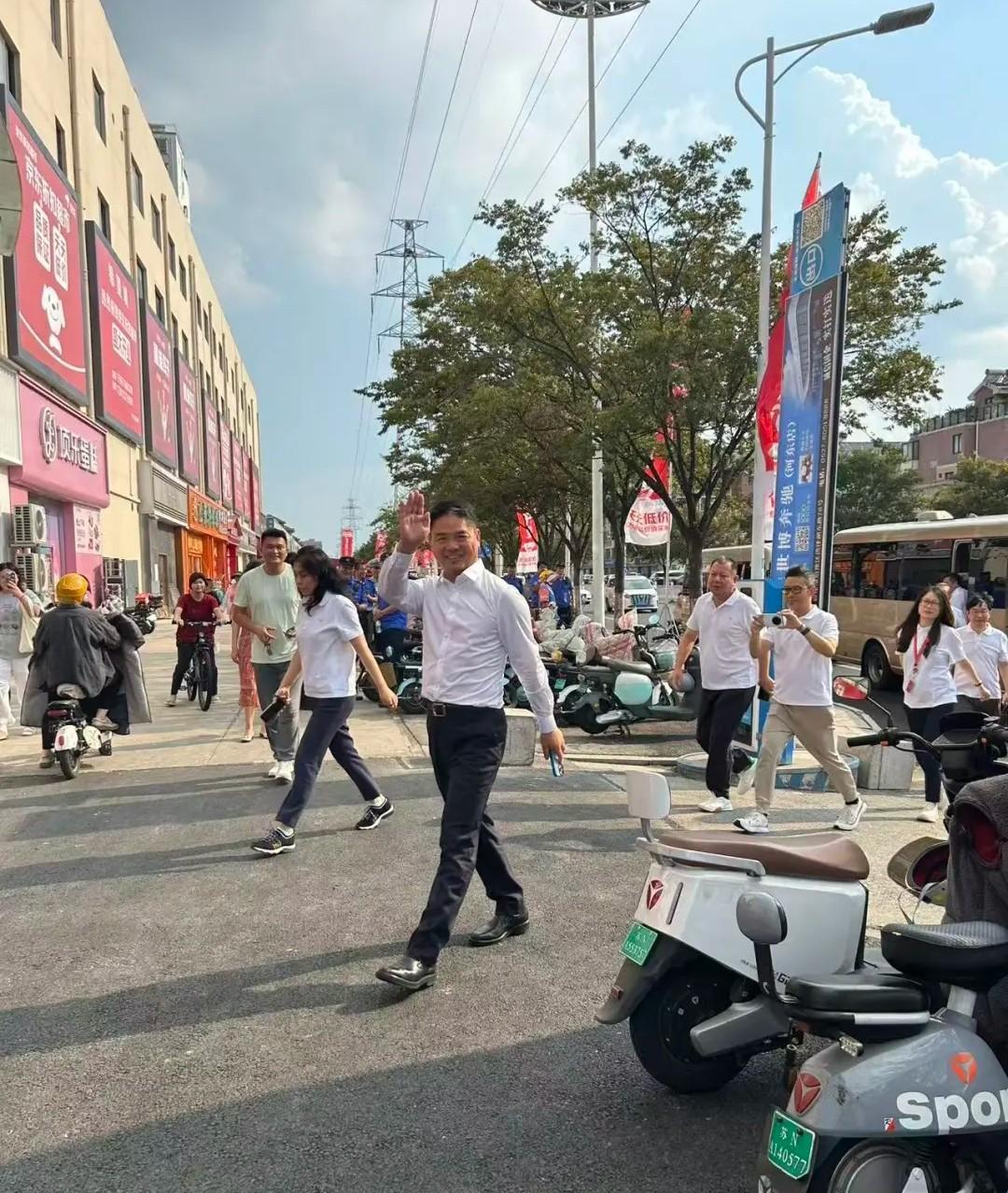 今天，刘强东回到宿迁，其公开活动的首站便是前往当地的京东城市旗舰店参观。一回到