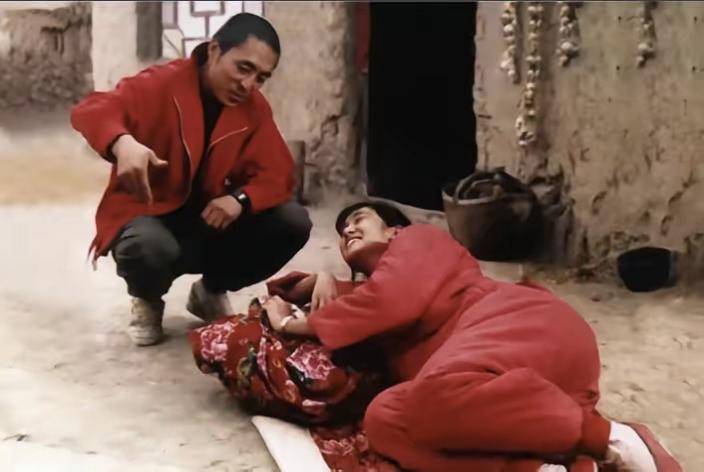 1987年，张艺谋筹拍《红高粱》，花了四万块钱，请当地农民种100亩红高粱，并且