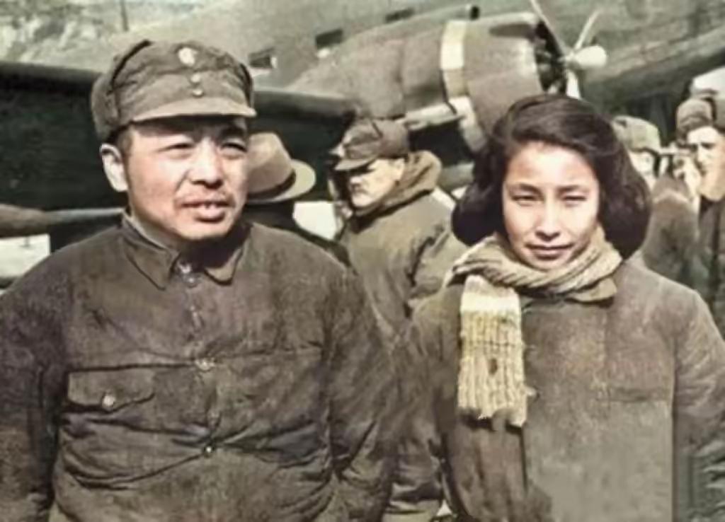 这张珍贵的照片拍摄于1945年，这才是彭大将军真实的容颜，不是演员员所...
