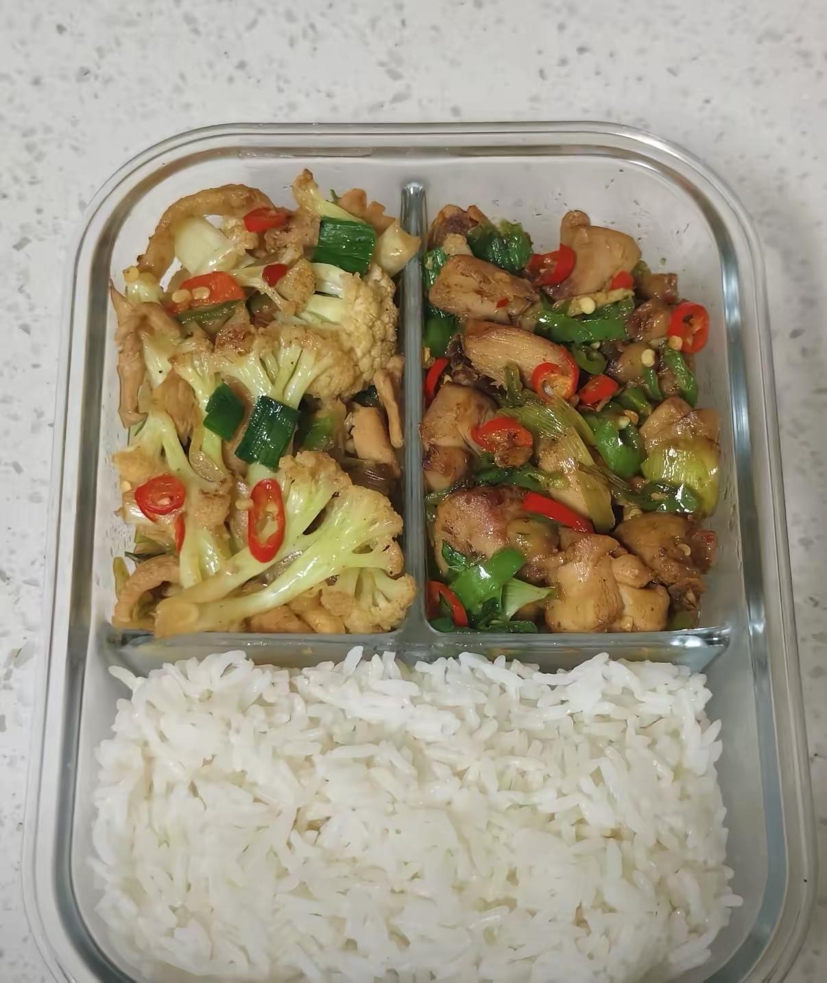 我总是上班带饭，中午用单位的微波炉热一下就行了。今天吃午饭的时候有个同事忽