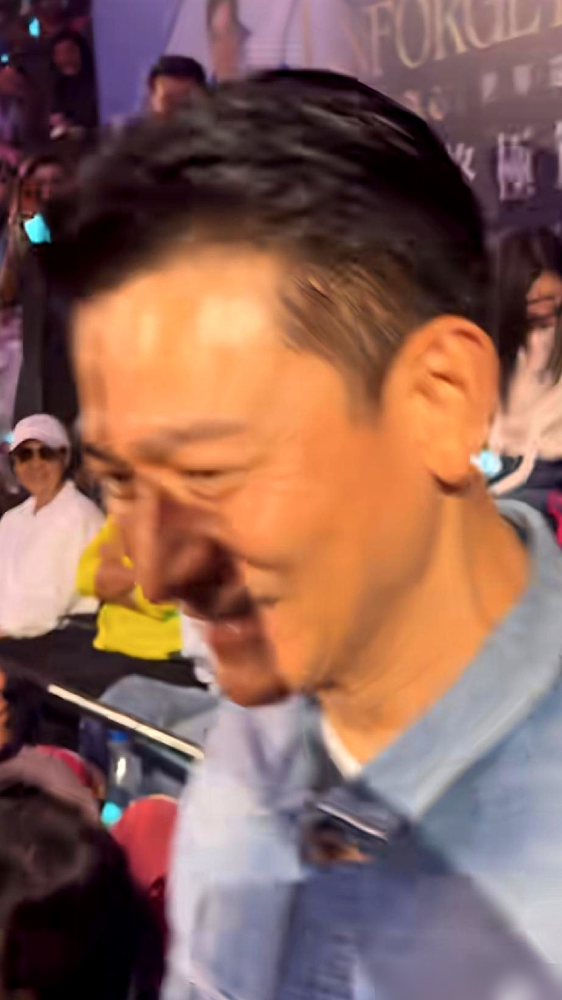 谭咏麟红馆尾场，刘德华一站起来，几十个安保瞬间围成铁桶，硬生生从人群里撕开一条路。那阵仗，不知道的还