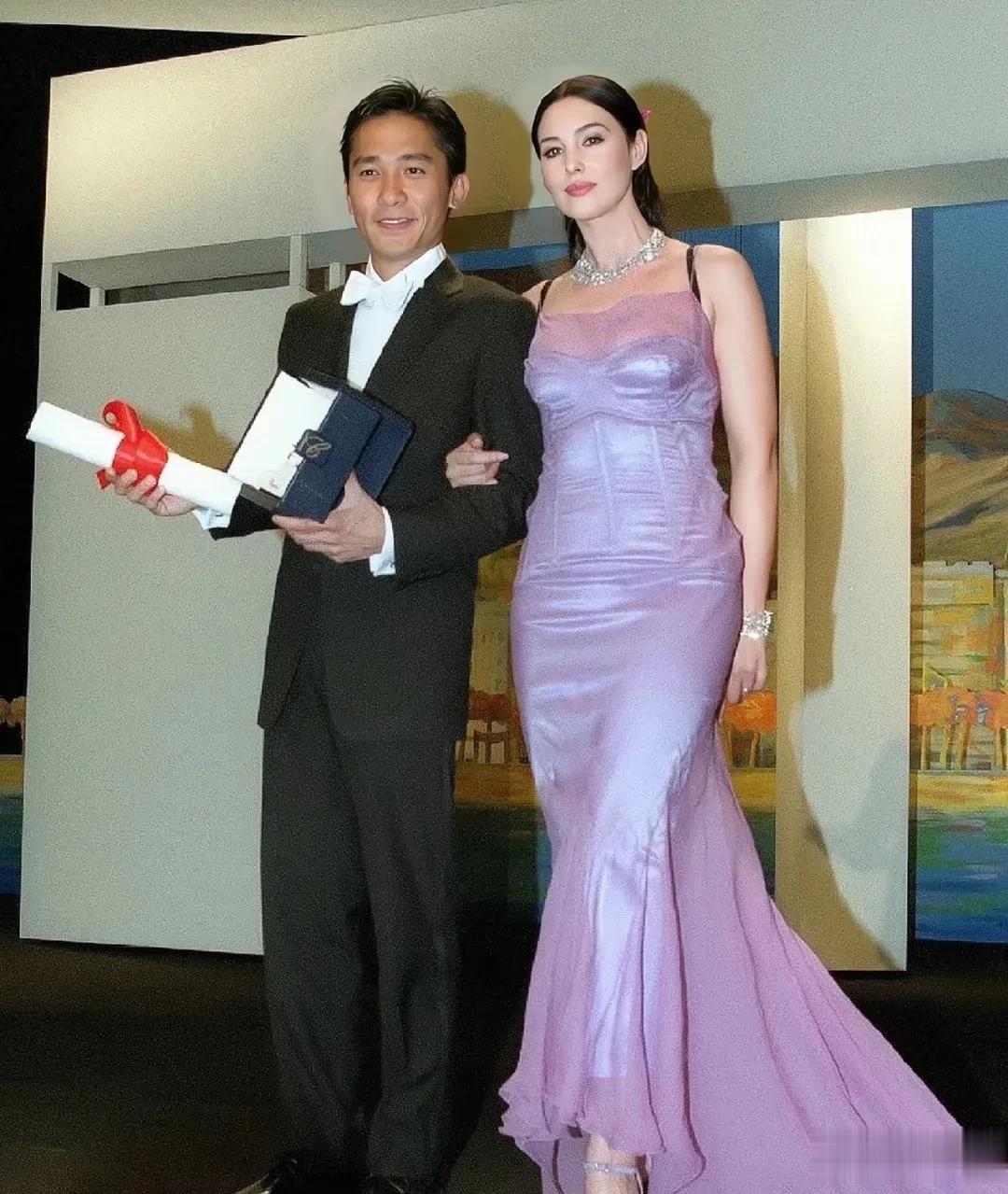 莫妮卡.贝鲁奇的头好小啊，还是九头身，真是360度无死角，好美！