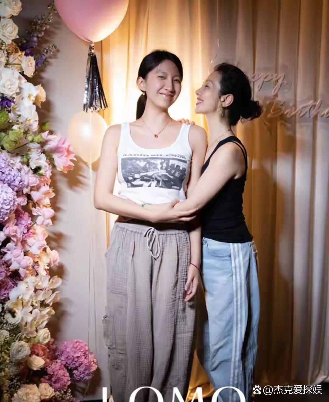 胡军女儿都24岁了！一家子给她庆生，妈妈卢芳这踮脚一亲，真是可爱又温馨，幸福晒得