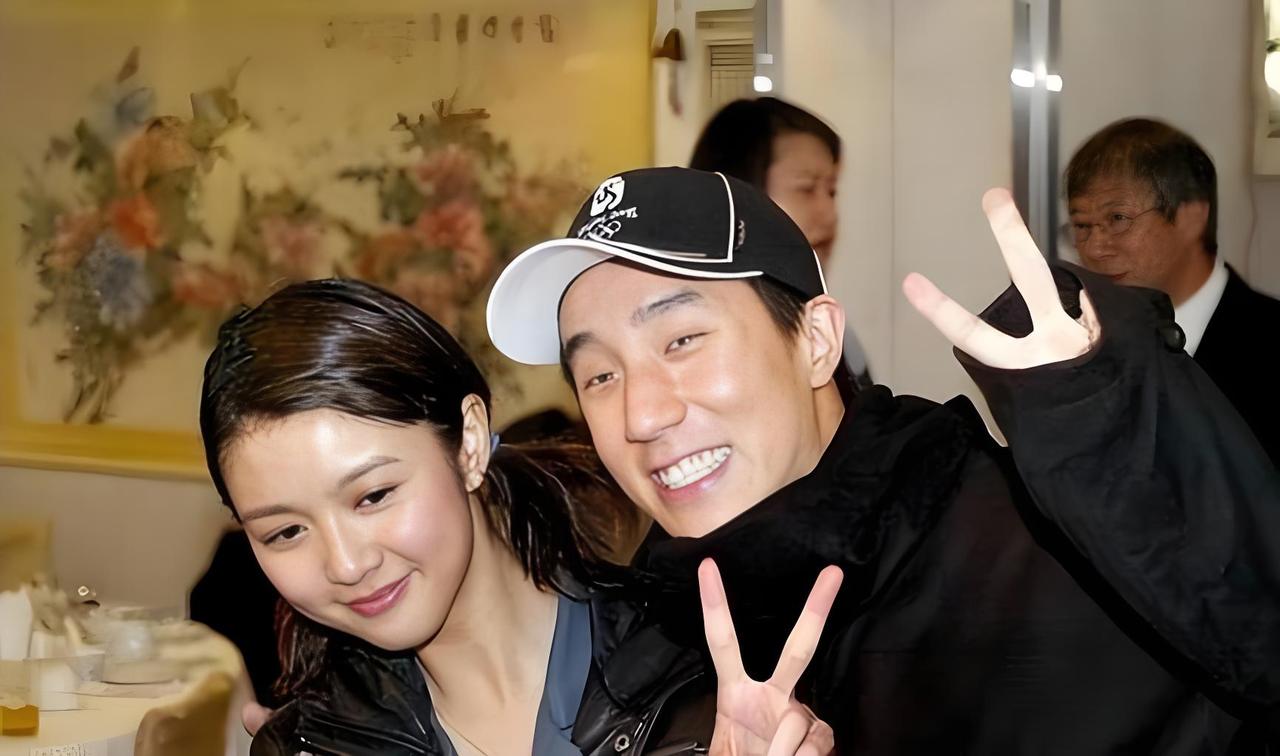 2009年的某一天，房祖名花20w想买NBA门票，都买不到，于是就打电话给成龙：