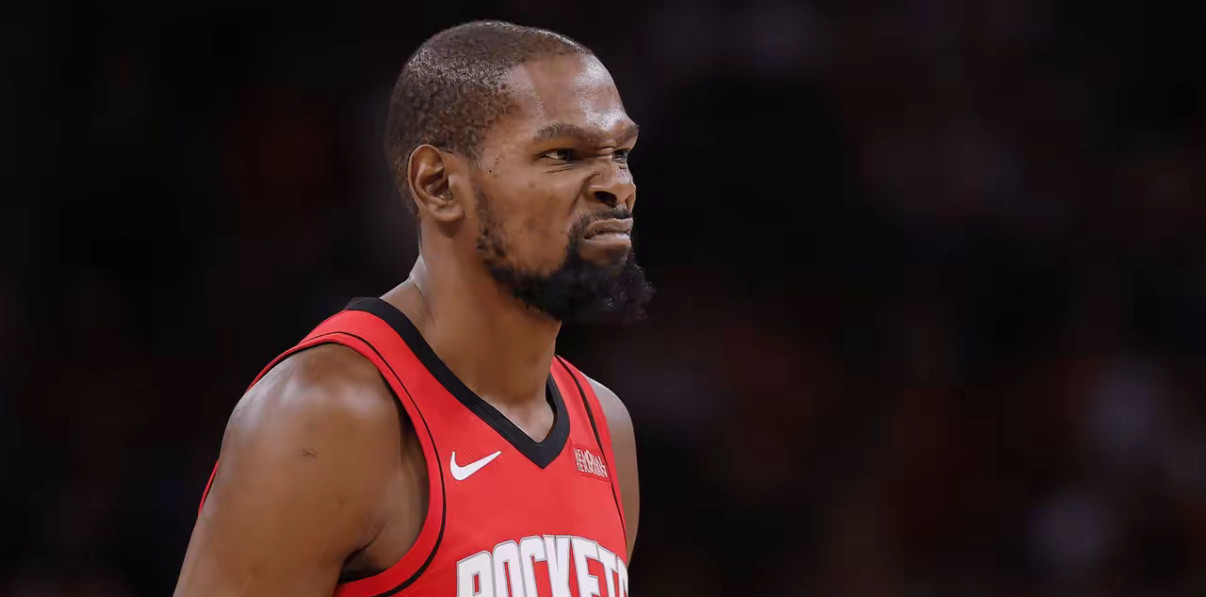 现在来看杜兰特纯就是被火箭忽悠了！交易截止火箭没有进行任何的补强，回过头来看所谓