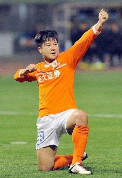 山东泰山归根结底还是没钱，没钱就没办法买人，首发之外替补进攻型球员没一个能打的。