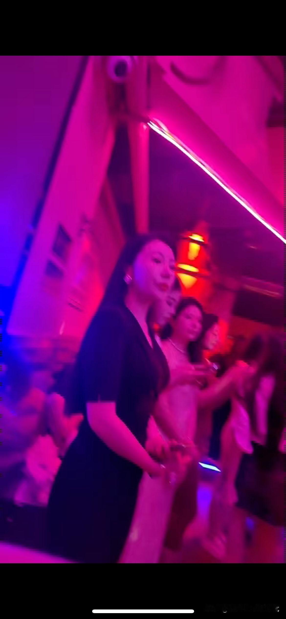舞厅的魅力，从来不止跳舞在短视频、剧本杀、网红酒馆泛滥的当下，老式大众舞厅