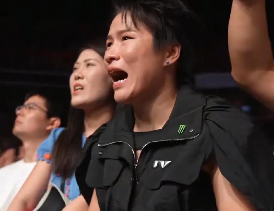 张名扬与强尼沃克的比赛把张伟丽看的都紧张起来了，台下多次喊“抱他”，伟丽应该也很