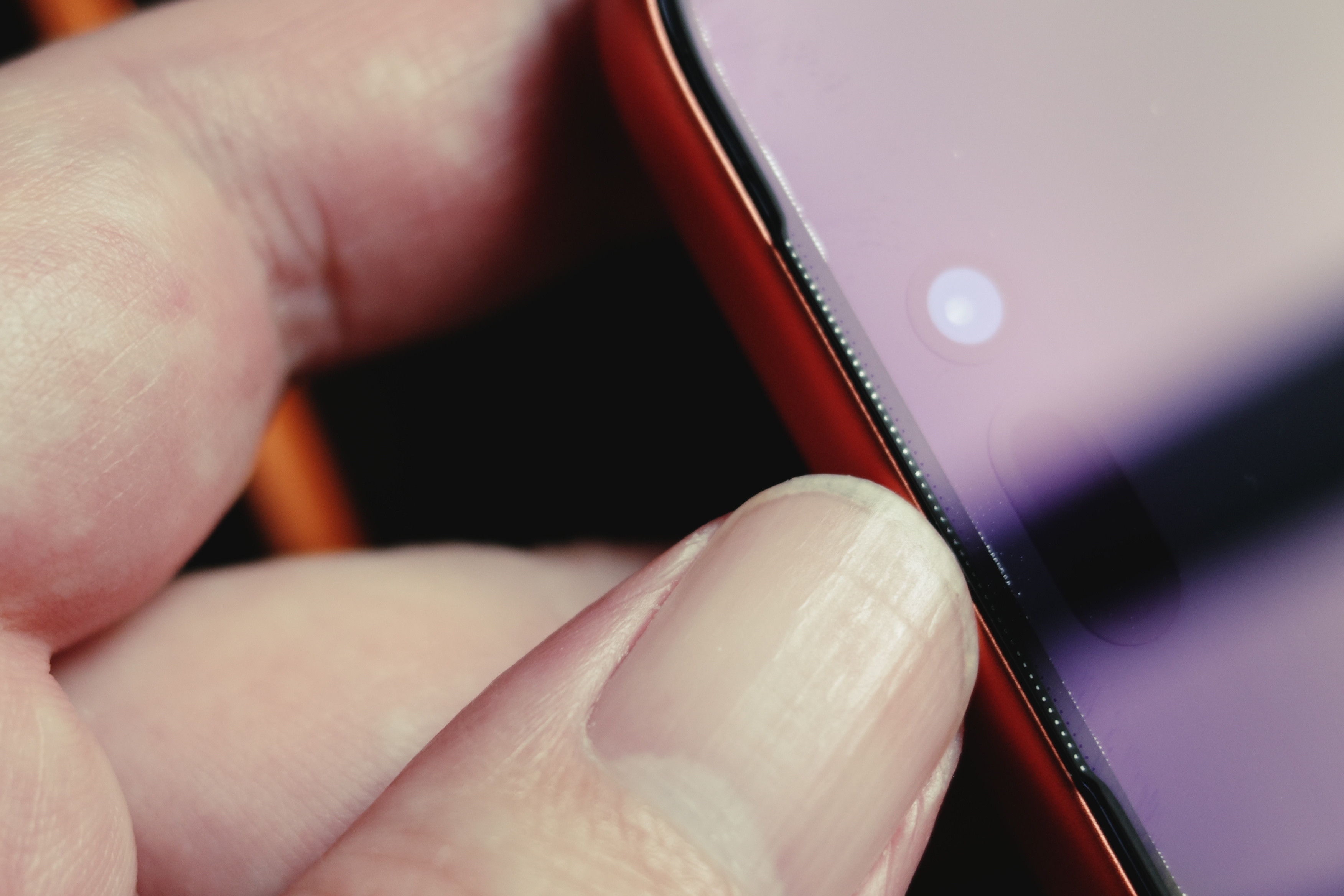 贴歪了，难受补发了一张无尘仓设计挺sb的，不如贴膜神器