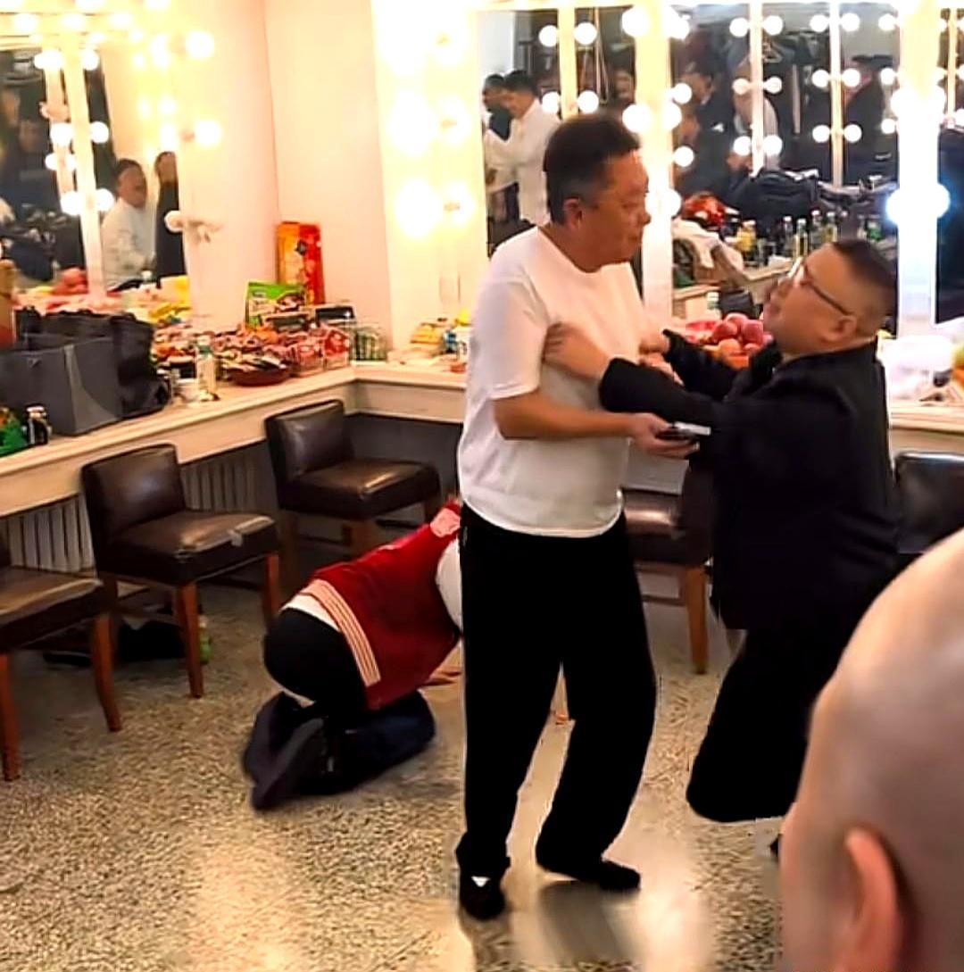 岳云鹏带徒弟们“噗通”跪下那一刻，上亿流量就来了。每年春节，岳云鹏都亲自带