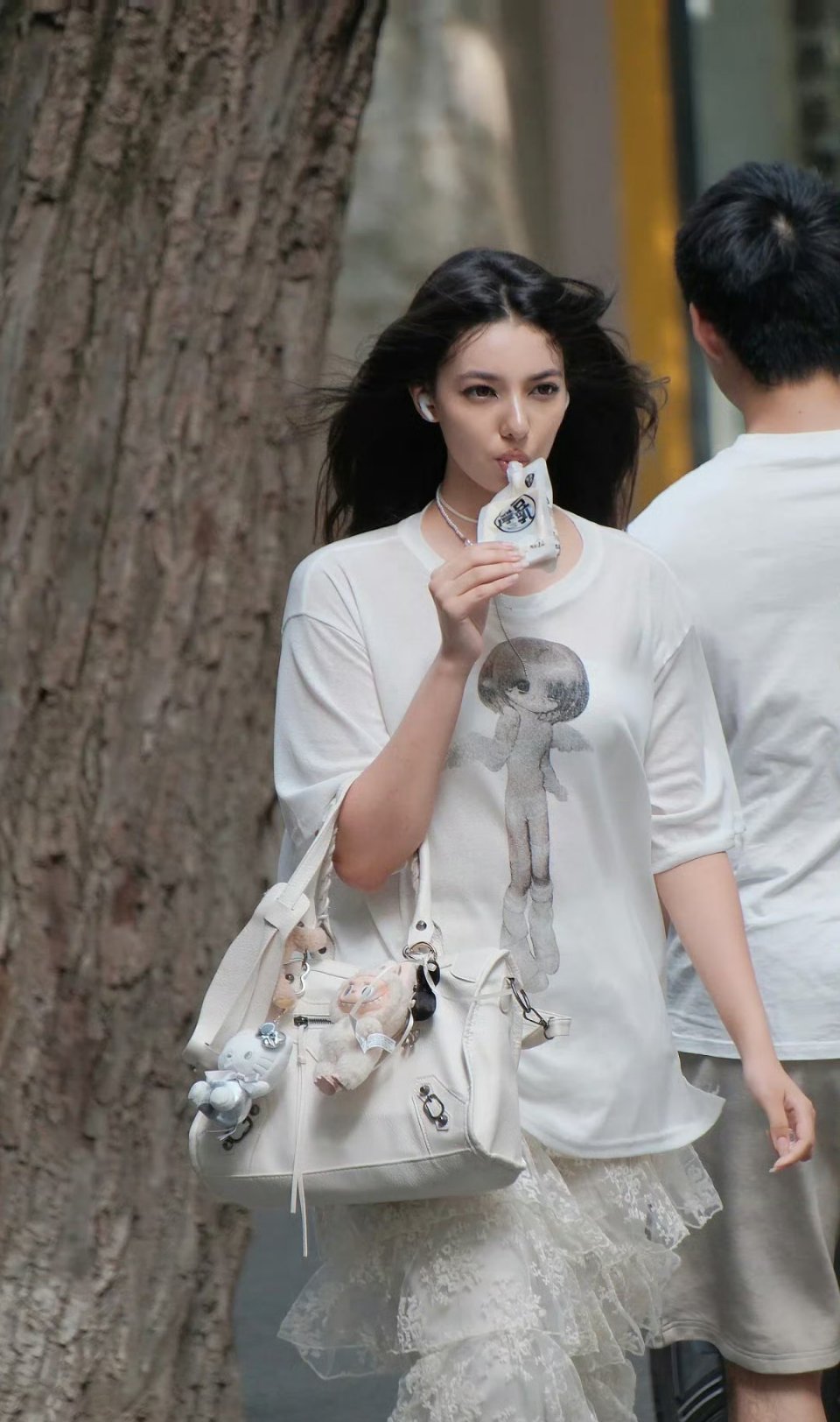 上海的街拍真是美得让人一惊又一惊​，这颜值比有些女明星还美。​​​