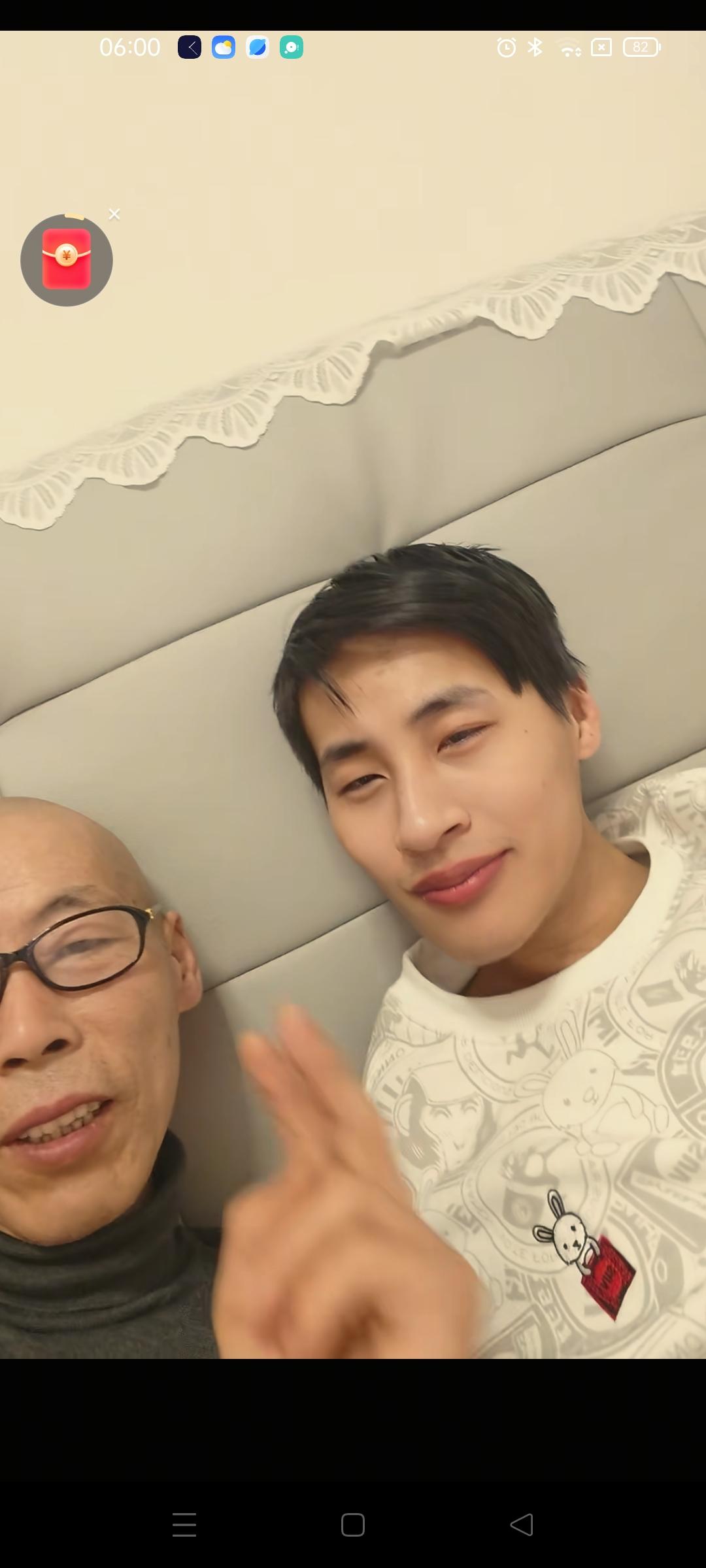 张云鹏坐在床上，看着视频独自流泪，跟爸爸无法沟通，但是只有哭和笑等等表情是相通的