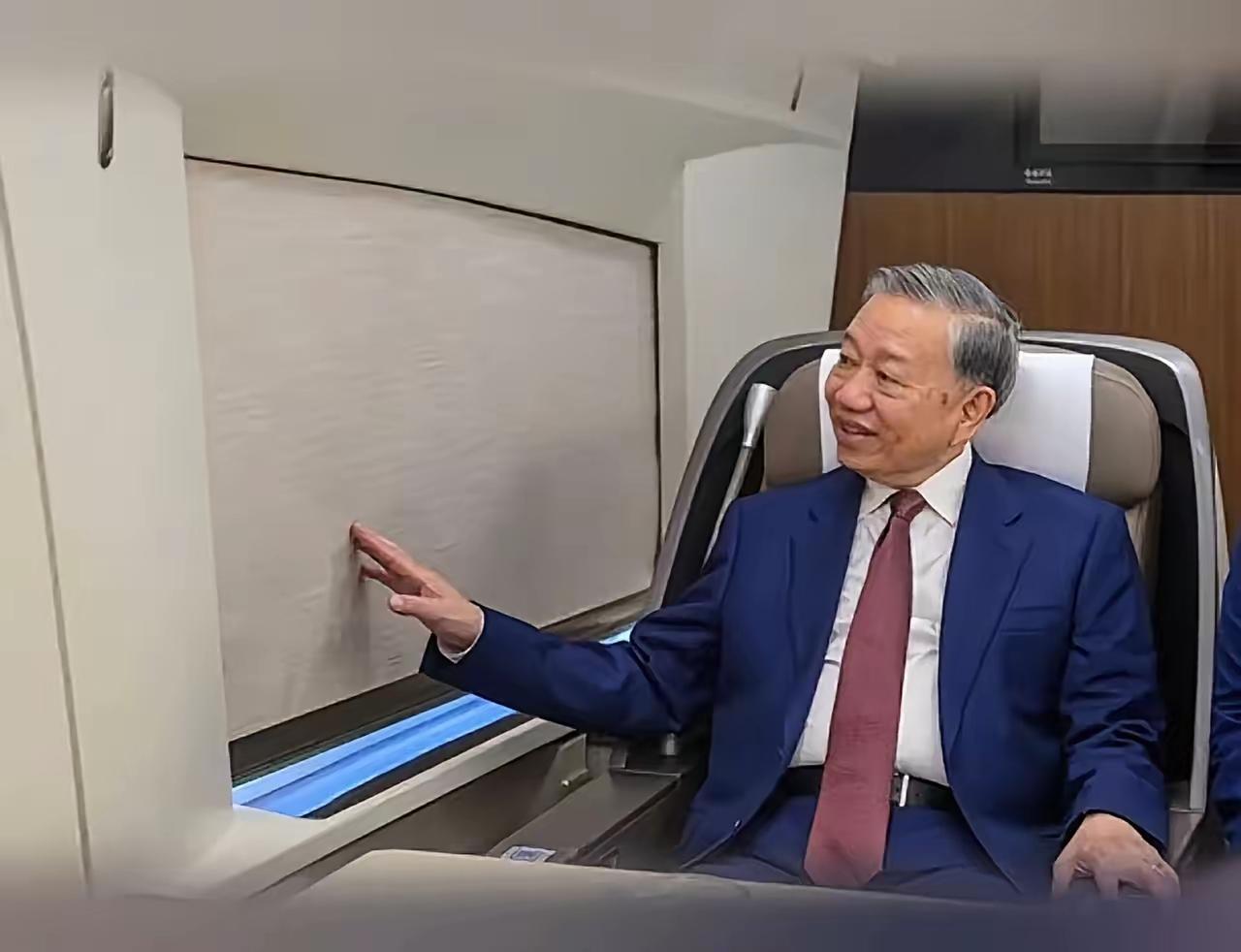 坐上中国高铁的苏林，似乎尤为开心。越南的第一条高铁也和德国的西门子达成了协议。只