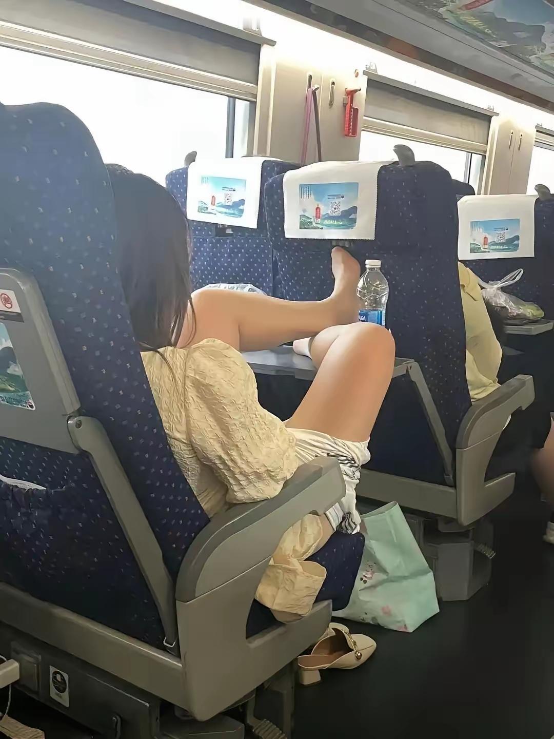 高铁上，一位女子直接把光脚丫子架在小桌板上，翘得那叫一个悠然自得。旁边乘客投来鄙