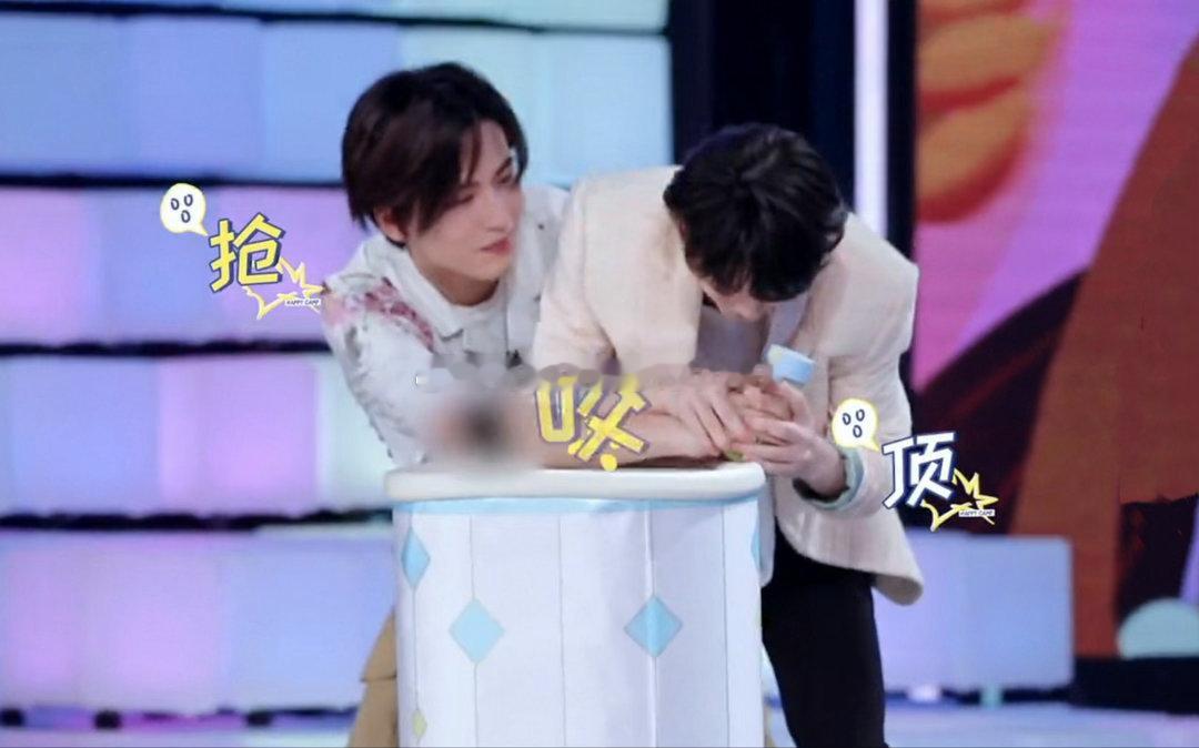 丁程鑫向张凌赫撒娇谁能扛得住丁程鑫的反差撒娇啊！平日里稳重靠谱的小丁，在《开始推
