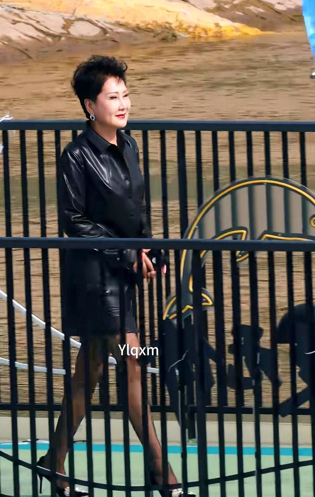 张凯丽穿皮裙上热搜了，63岁，黑丝高跟，眼线浓得像演戏。有人夸：这身材，年轻