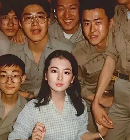 1986年,台湾，一张罕见的合影。照片里她站在中间，蓝白格子裙被风吹得轻轻晃