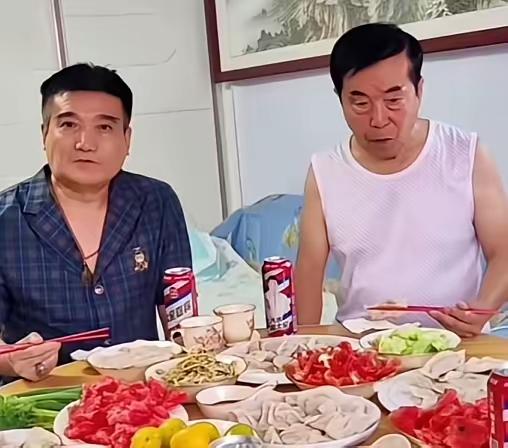 何庆魁说：本山送我的那套海南的房子，装得可好了。屋里连行李、家具、被褥都添好了，