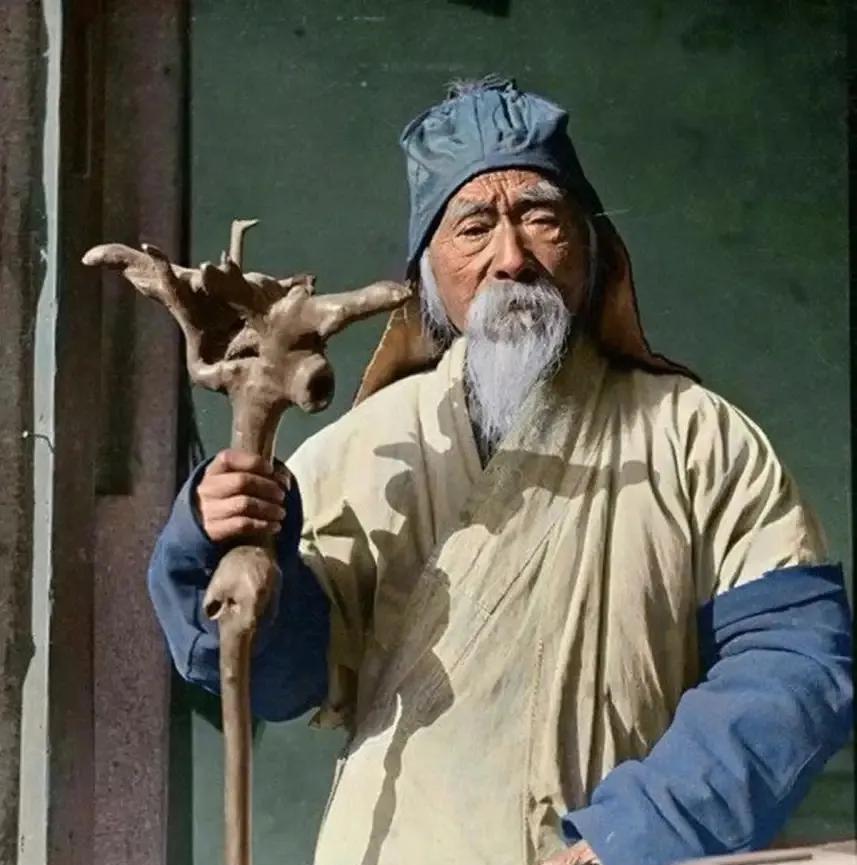 古时有一风水先生在临死前突然对自己三个儿子说道：“在我死之后不许给我穿衣服，你们