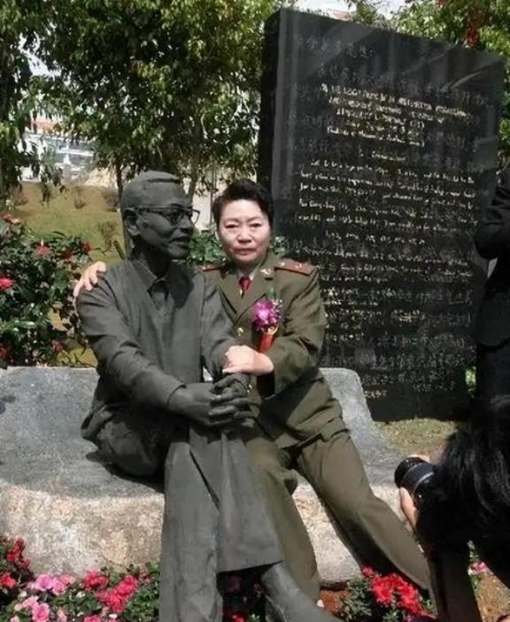 1997年，陈景润的妻子坐在丈夫的雕塑旁，紧紧搂住“丈夫”的肩膀，留下了这张感人