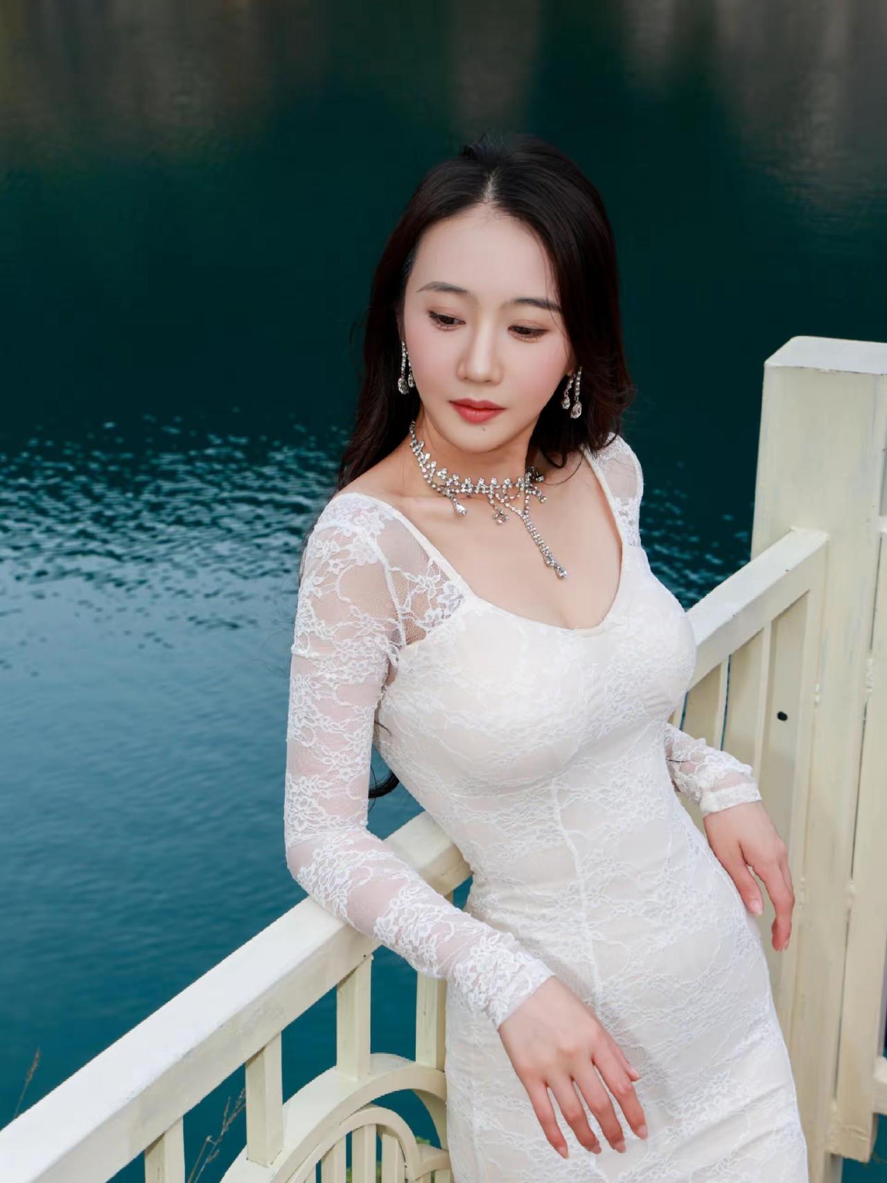 山中何事？松花酿酒，春水煎茶。