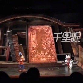 最近上海迪士尼出了件让人哭笑不得的事儿——一场演出正到高潮，突然有个五六岁的小男