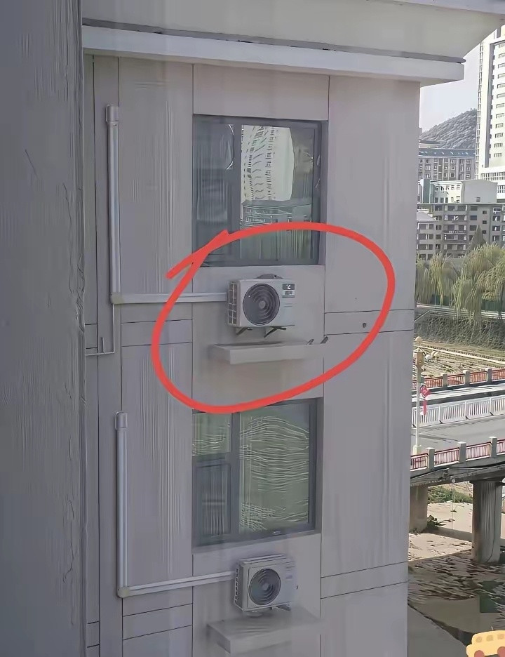 明明现成的机位就在下方，非要额外加装支架，不知道这么安装的初衷到底是什么？科技科