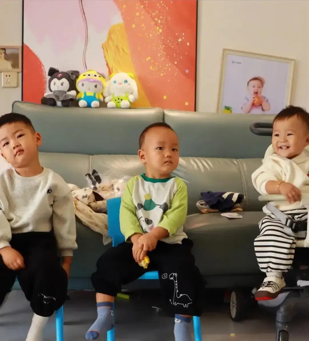 一女子发帖说每月给公婆一千二带仨娃，被嫌少，评论区吵翻。她两口子在外地打工，房