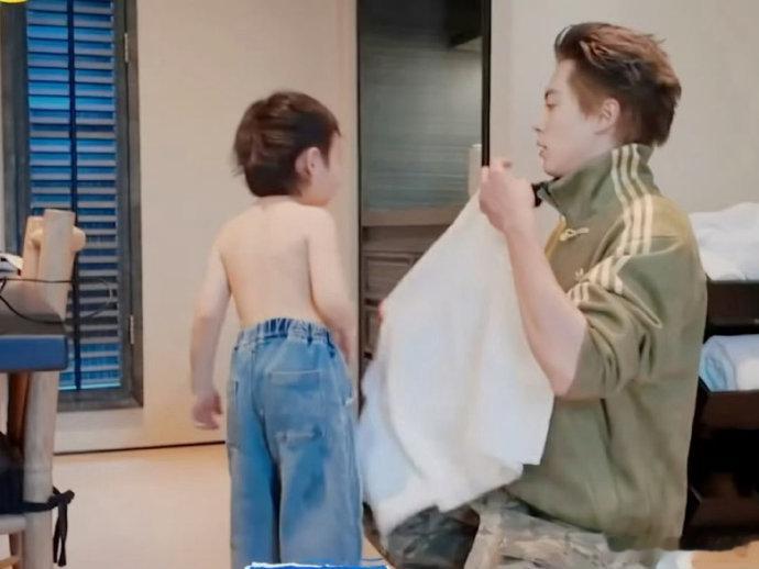 好像看到了王鹤棣当爸爸的样子用童趣方式引导孩子换衣服，温柔又有方法，细节里全是藏